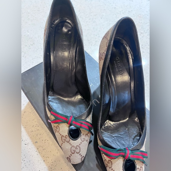 Gucci Vintage Beige & Black Heels with Signature Pattern Red Green Bows Size 8 - Picture 4 of 12